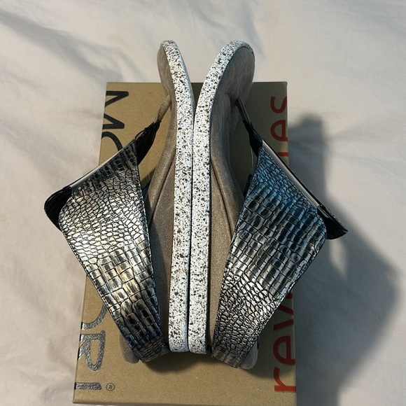 Modzori Grazia Silver/Blue Reversible Low Wedge Thong Sandals 10 NWT #221104 - Picture 8 of 11